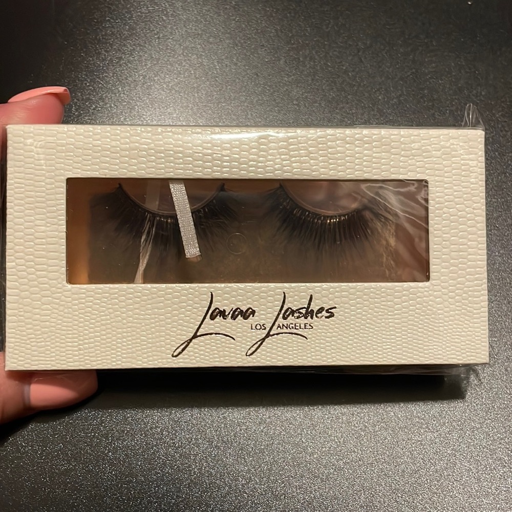 Lavaa Lashes in style CHARM